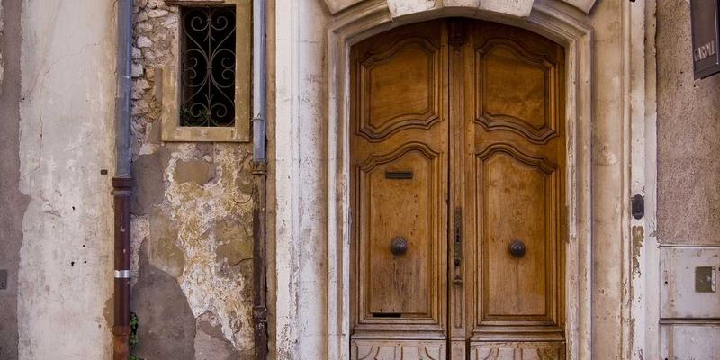 不只是可爱！小型犬服饰场景化穿搭指南：从雨衣、保暖衫到凉感衣的功能选择